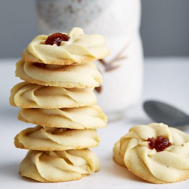 These shortbread cookies with jam are easy to make, in just 25 minutes total. The melt-in-your-mouth goodness with a drop of chewy jam in the middle. They are simply to die for.