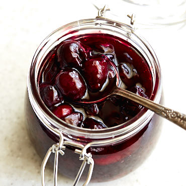 Learn how to make cherry pie filling with this super simple guide. It takes only 10 minutes and you will get the best tasting cherry pie fililng without any preservatives, food coloring and allergens.