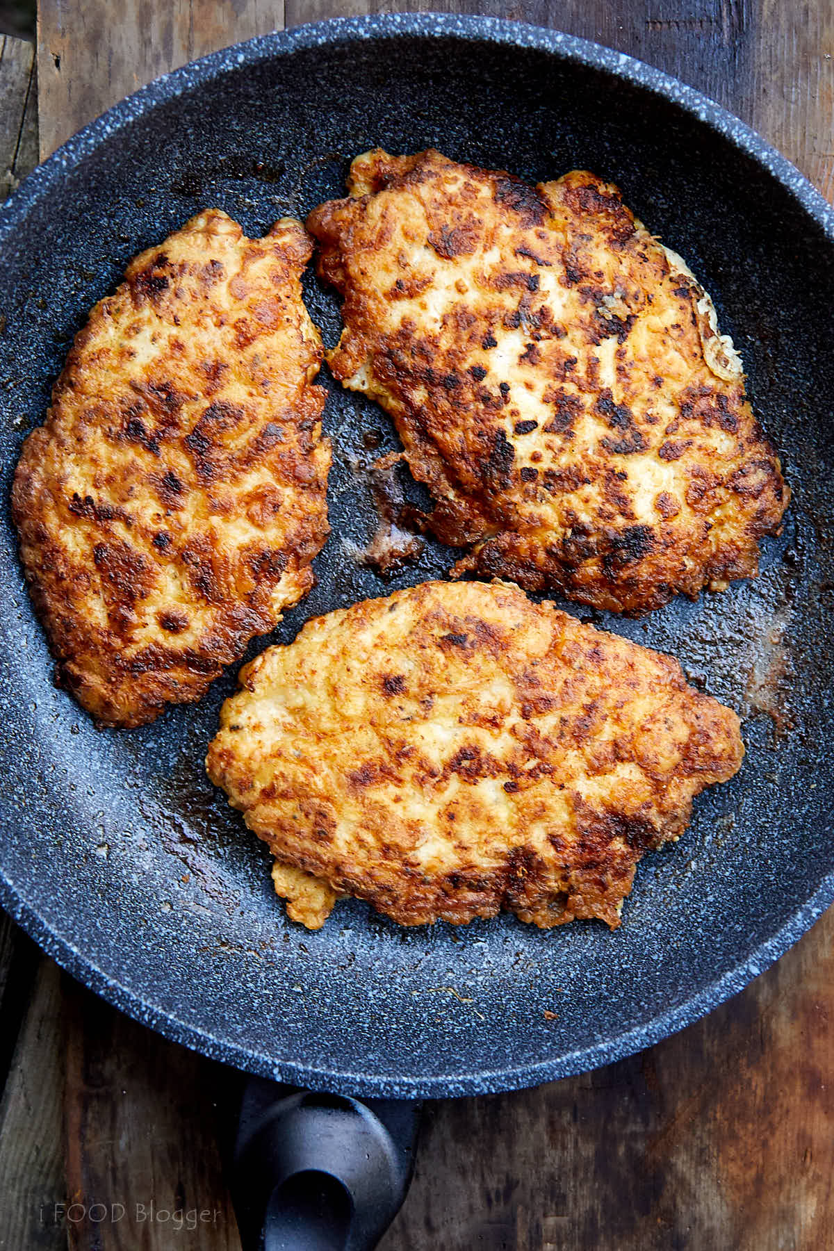 Super Tender Fried Chicken Breast. It's very quick to prepared and is ridiculously delicious. | ifoodblogger.com